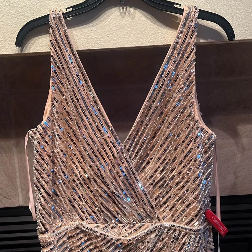 Gorgeous Mac Duggal gown - Picture 5 of 9